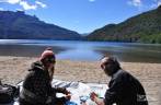Com a Rowan comendo nosso café da manhã em praia do lago Falkner, no Parque Lanin, na região de San Martín de Los Andes, na Argentina